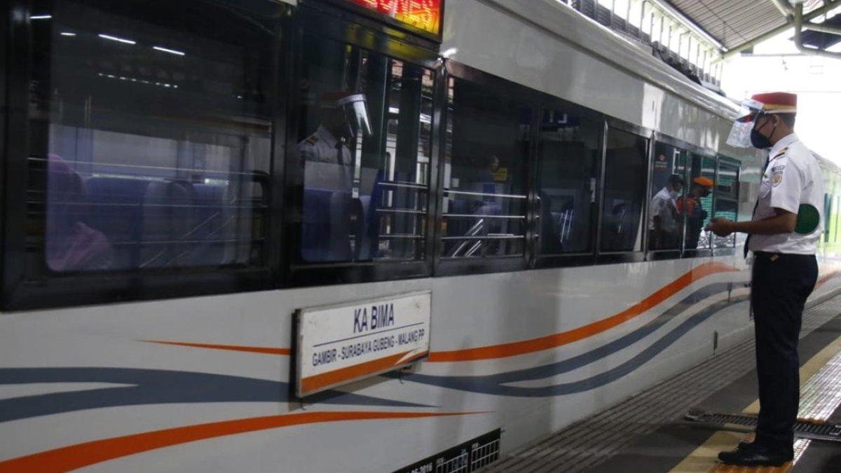 Petugas tengah bersiap memberi aba-aba untuk berjalan KA Bima di Stasiun Gambir, Jakarta.