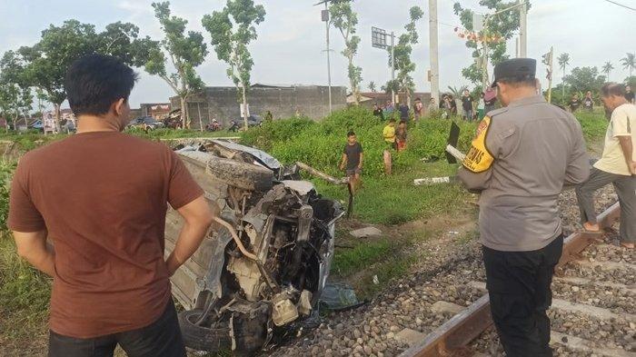 Mobil Toyota Agya menemper KA Gaya Baru Malam Selatan lantaran menerabas rel tanpa palang pintu di Desa Taji, Kecamatan Prambanan, Kabupaten Klaten, Minggu (14/1/2024) sekitar jam 16.30 WIB.