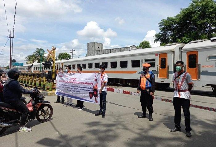 PT Kereta Api Indonesia (Persero) menutup sejumlah perlintasan sebidang sebagai upaya untuk meningkatkan keselamatan penumpang.