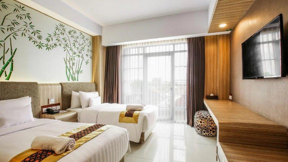 KJ Hotel Yogyakarta, satu hotel bintang 4 di Bantul Jogja menawarkan fasilitas kolam renang dengan tarif inap mulai Rp 300 ribuan.