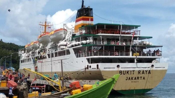 KM Bukit Raya tiba di Pelabuhan Tarempa, Kabupaten Kepulauan Anambas, Provinsi Kepri, Senin (14/12/2020) - Simak jadwal kapal Pelni KM Bukit Raya terbaru Juli 2024. Lewati Surabaya, Pontianak, Natuna.