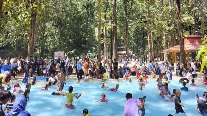 KOLAM RENANG - Pengunjung asik menikmati wahana kolam renang anak yang ada di Goa Terawang Ecopark.