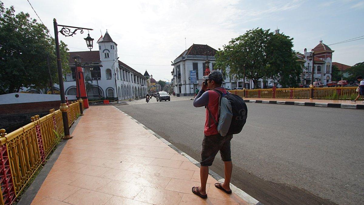 KOTA LAMA SEMARANG - Ilustrasi wisatawan yang sedang memotret keindahan Kota Lama Semarang. 