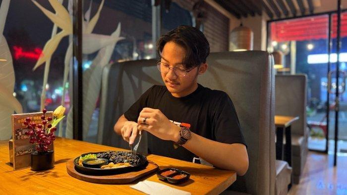 KULINER BOGOR - Seorang pelanggan menikmati Steak Ireng Lampir di Gussanty Steak Grill Cafe, Bogor. Hidangan steak berwarna hitam eksotis ini dibuat menggunakan arang bambu aktif dan disajikan dengan Sambal Lampir pedas khas Nusantara.