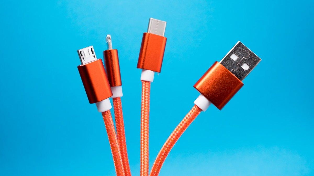 Kabel USB, satu produk yang bisa kamu beli di DAISO Jepang.