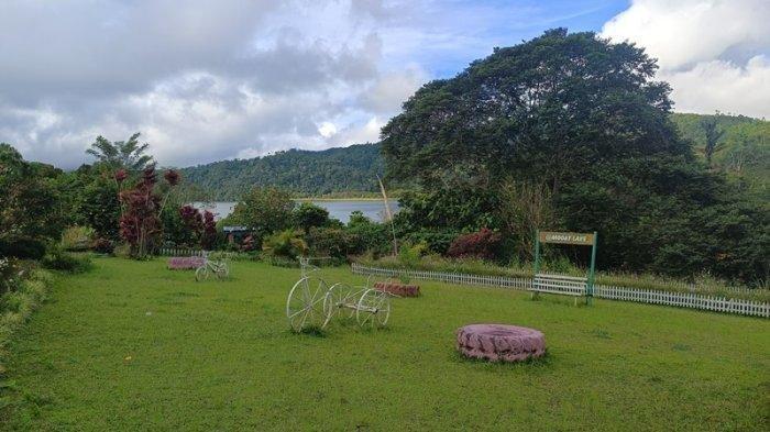 WISATA - Salah satu tempat healing yang wajib dikunjungi saat berada di Kabupaten Boltim, Provinsi Sulawesi Utara (Sulut), adalah Kebun Wisata D'Moaat Strawberry. Letaknya ada di jalan penghubung Kabupaten Boltim - Kotamobagu, tepatnya di kecamatan Mooat, Kabupaten Boltim, Sulawesi Utara.