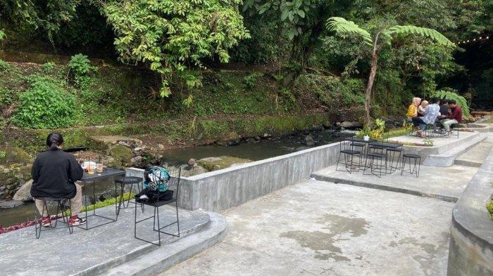 Kafe Nusantara Healing & Chill menawarkan tempat nongkrong dengan pemandangan alam yang indah.