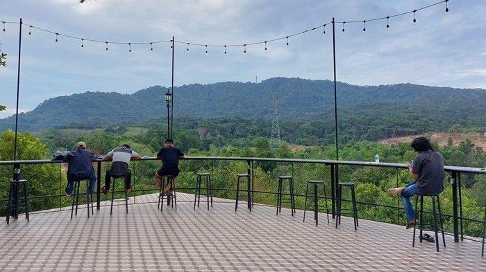 Kafe Papodao cukup menyita perhatian masyarakat Mentok, Kabupaten Bangka Barat, karena berada di wilayah tebing dekat Bukit Menumbing. Lokasi kafe dekat dari pusat kota Mentok, di jalan Skip Pal II, Kelurahan Sungai Daeng, Kabupaten Bangka Barat, Provinsi Bangka Belitung, buka setiap hari dari pukul 15.00 WIB-22.00 WIB.