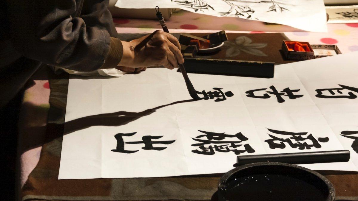 Kaligrafi, satu oleh-oleh khas China yang cocok buat dibawa pulang.