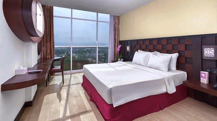 Kamar penginapan di Hotel Grand Orchid Yogyakarta.