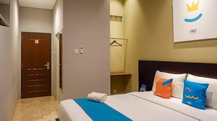 Kamar penginapan di SANS Hotel Empress Simpang Lima.