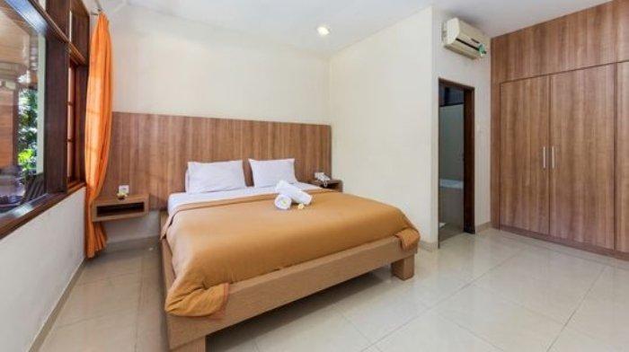 Kamar penginapan di Simpang Inn Kuta. 