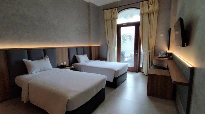 Kamar penginapan di The Grand Palace Hotel Malang, Jawa Timur.