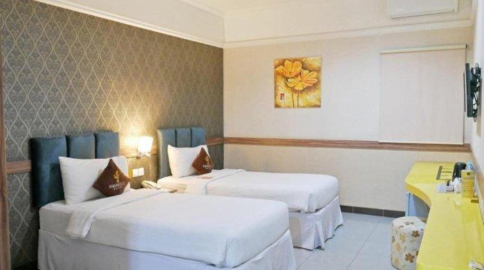 Kamar penginapan nyaman di Amarelo Hotel Solo, Jawa Tengah.