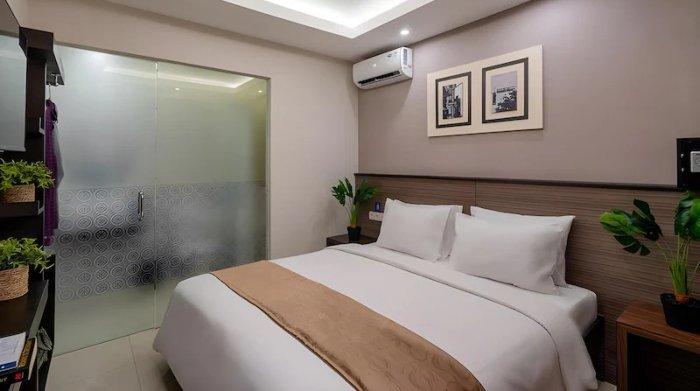Kamar penginapan nyaman di Everyday Hotel Kuta Central, Bali.