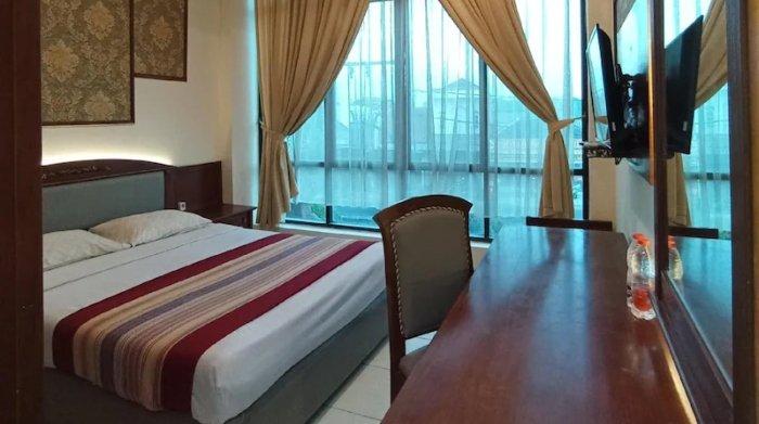 Kamar penginapan nyaman di Grand Larisae Hotel Solo, Jawa Tengah.