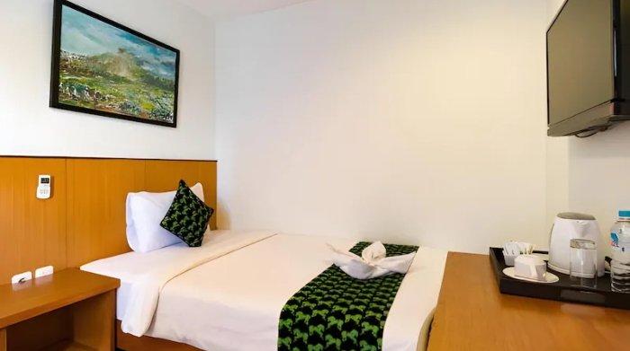 Kamar penginapan nyaman di Hadi Poetra Hotel Kuta, Bali.