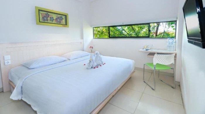 Kamar penginapan nyaman di J Hotel Kuta, Bali.