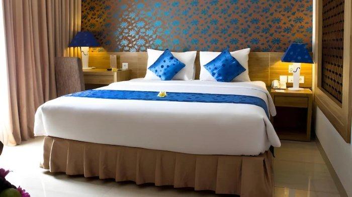 Kamar penginapan nyaman di Natya Hotel Kuta, Bali.