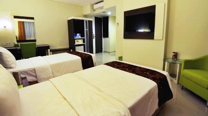 Kamar penginapan nyaman di Pose In Hotel Solo, Jawa Tengah.