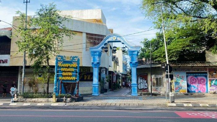 Kampung Batik Kauman, tempat wisata ikonik di Kota Solo, Jawa Tengah.