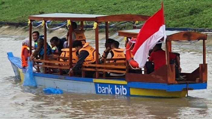 Penjabat Bupati Majalengka, Dedi Supandi, saat menebar benih ikan nila sambil menjajal perahu wisata dalam rangkaian Launching Perahu Wisata Jatitujuh di Kanal Cipelang, Kecamatan Jatitujuh, Kabupaten Majalengka, Kamis (30/1/2025).