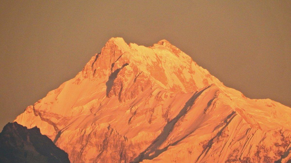 Kangchenjunga, satu gunung tertinggi di dunia.