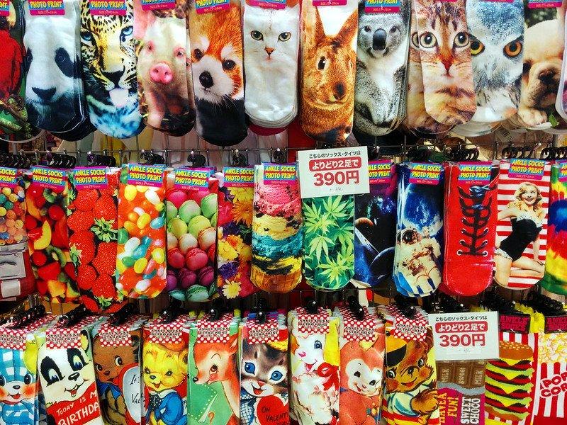 Kaos Kaki Lucu, satu barang yang wajib kamu beli di Don Quijote Jepang buat oleh-oleh.
