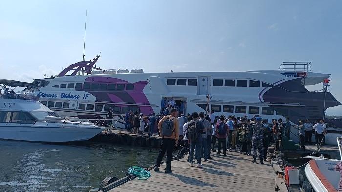 Kapal Express Bahari saat bersandar di Pelabuhan Serangan Denpasar, Bali. Tarif mulai Rp 225 ribu, kapal cepat ini jadi pilihan baru yang nyaman dan cepat untuk menyeberang ke Bali.