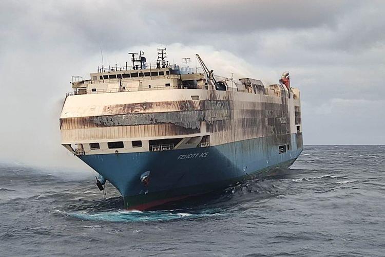 Kapal Felicity Ace yang mengangkut sekitar 4.000 mobil mewah di Samudra Atlantik dalam perjalanan ke AS.