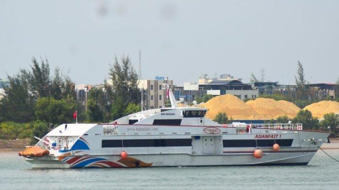 Kapal ferry Batam Fast saat berlabuh di Pelabuhan Ferry Batam Centre belum lama ini.