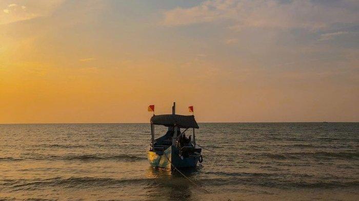 Kapal yang berlayar di Pantai Karang Jahe Rembang, Jawa Tengah.