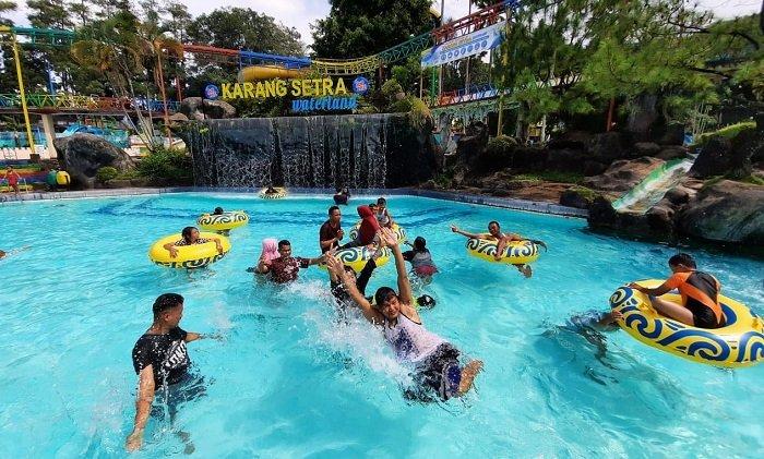 Karang Setra Waterland, rekomendasi tempat wisata di Bandung yang menarik untuk dikunjungi.