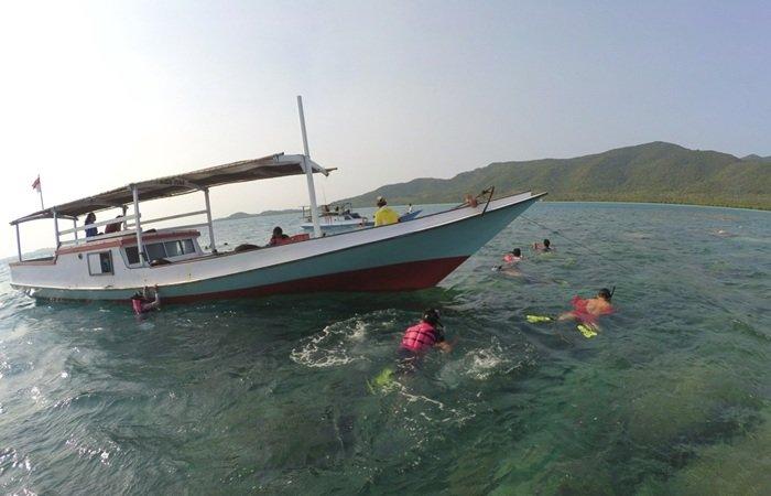 WISATA KARIMUNJAWA - Seorang wisatawan tengah menikmati keindahan pantai di Karimunjawa, Jepara, Jawa Tengah, Selasa (25/2/2025). TribunTravel punya itinerary 2 hari 1 malam buat kalian yang ingin liburan ke Karimunjawa. Bujet yang harus disiapkan sekira Rp 1,1 juta per orang.