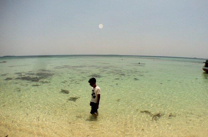 WISATA KARIMUNJAWA - Seorang wisatawan tengah menikmati keindahan pantai di Karimunjawa, Jepara, Jawa Tengah, Selasa (25/2/2025). TribunTravel punya itinerary 2 hari 1 malam buat kalian yang ingin liburan ke Karimunjawa. Bujet yang harus disiapkan sekira Rp 709 ribuan per orang.