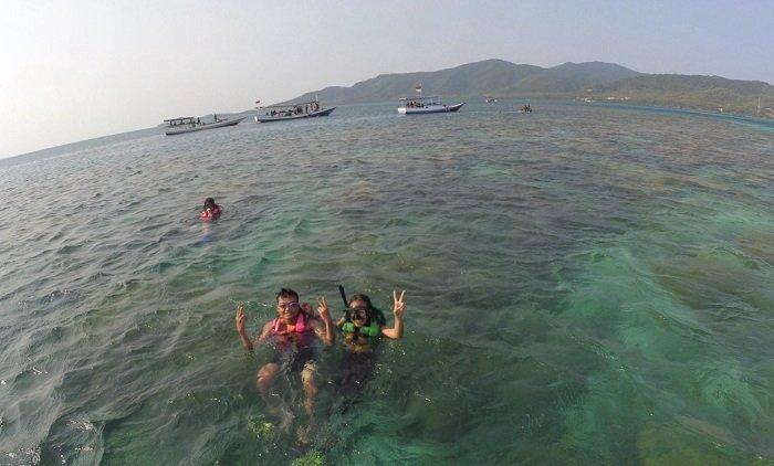 WISATA KARIMUNJAWA - Wisatawan tengah berlibur di Karimunjawa, Jepara, Jawa Tengah, Selasa (25/2/2025). TribunTravel punya itinerary 2 hari 1 malam buat kalian yang ingin liburan ke Karimunjawa. Bujet yang harus disiapkan sekira Rp 1,8 jutaan untuk 2 orang.