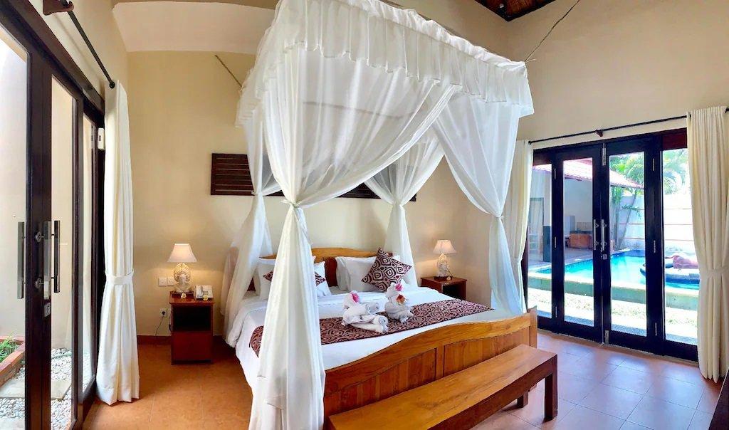 Kartika Dahayu Villa, satu hotel bintang 4 di Ubud Bali yang menawarkan fasilitas kolam renang dengan tarif inap Rp 500 ribuan.