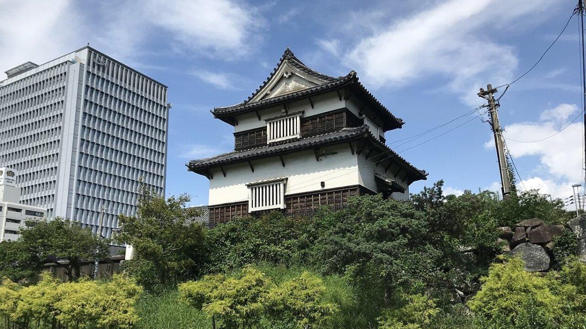 Kastil Fukuoka, satu tempat wisata terbaik di Fukuoka Jepang yang menarik buat dijelajahi saat pertama kali liburan ke sana.
