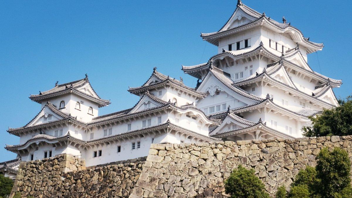 Kastil Himeji, satu kastil terbaik di Jepang yang wajib kamu jelajahi saat liburan ke sana.