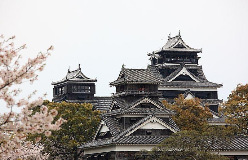 Kastil Kumamoto, satu kastil di Jepang yang bisa kamu kunjungi.