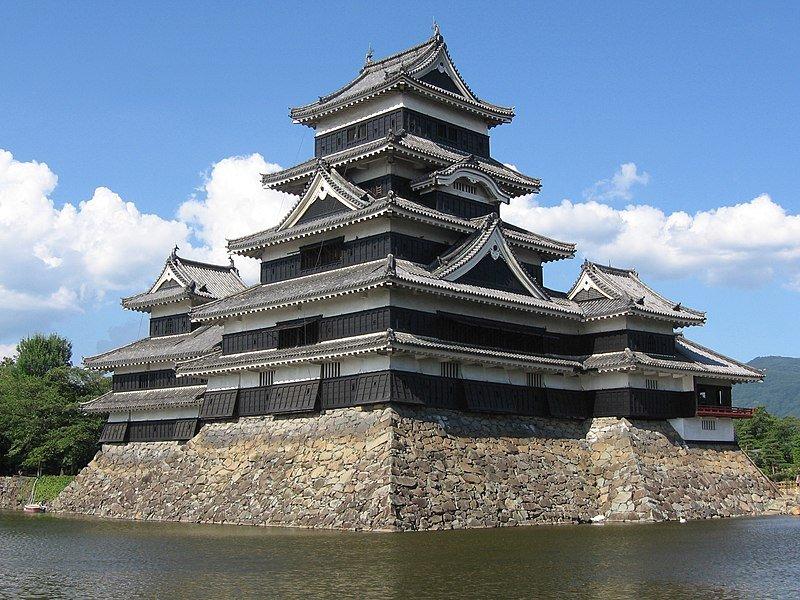 Kastil Matsumoto, satu kastil terbaik di Jepang yang wajib kamu jelajahi saat liburan ke sana.