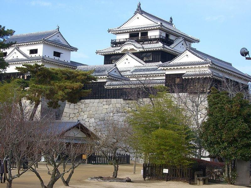 Kastil Matsuyama, satu kastil di Jepang yang bisa kamu kunjungi.