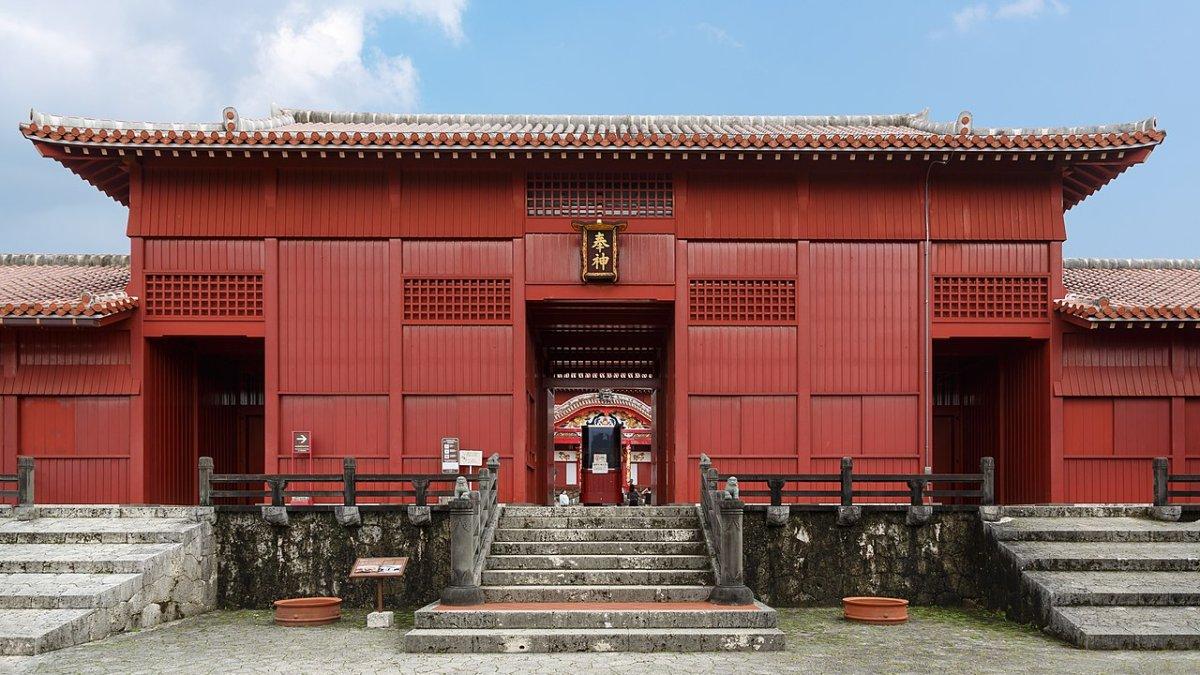 Kastil Shuri, satu kastil terbaik di Jepang yang wajib kamu jelajahi saat liburan ke sana.