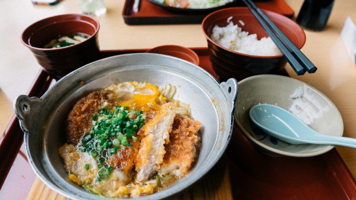 Katsudon, satu makanan khas Jepang yang wajib kamu coba saat pertama kali liburan ke sana.