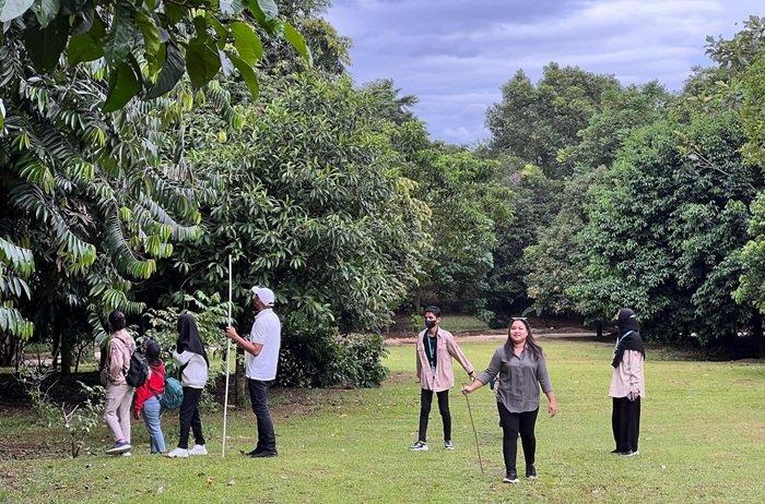 Kebun Raya Cibinong - Pengunjungi di Kebun Raya Cibinong, Kabupaten Bogor, Jawa Barat.