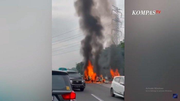 Kecelakaan maut melibatkan tiga kendaraan, satu bus dan dua mobil, terjadi di Tol Jakarta-Cikampek KM 58, Karawang, Jawa Barat, Senin (8/4/2024).