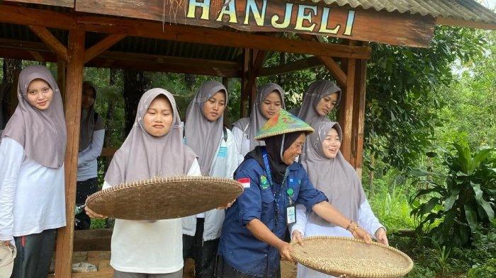 Kegiatan di Desa Wisata Hanjeli Sukabumi, Jawa Barat.