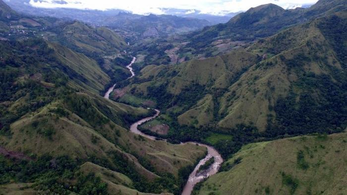 Keindahan Gunung Nona atau Buttu Kabobong yang terekam dari udara saat Tim Celebes Explorer Tribun Timur 2016 melintas menuju Makassar di Dusun Kotu, Desa Bambapuang, Kec. Anggeraja, Kab. Enrekang, Sulawesi Selatan, Rabu (1/6/2016).