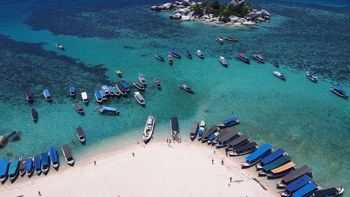 Keindahan Pulau Lengkuas di Kepulauan Bangka Belitung yang cocok dikunjungi saat liburan akhir pekan.