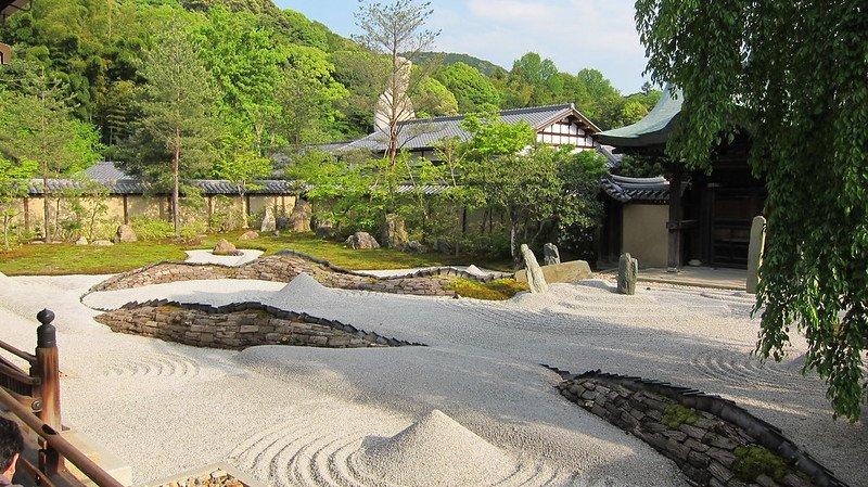 Keindahan jalan setapak di Kuil Kodaiji Kyoto Jepang jadi rusak gegara ulah wisatawan yang buang sampah sembarangan.
